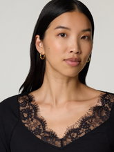 Image sur T-shirt à manches longues avec de la dentelle