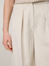 Bild von Bundfaltenhose mit weitem Bein