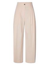 Bild von Chino mit weitem Bein