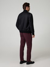 Image sur Un pantalon chino au look jogging