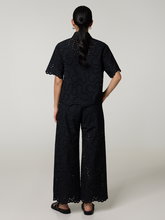 Bild von Hose mit Lochstickerei