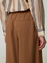 Bild von Hose aus fliessendem Stoff