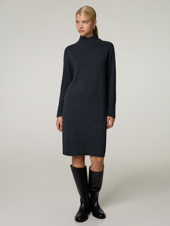 Bild von TURTLENECK STRICKKLEID
