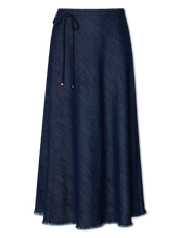 Image sur Jupe midi au look denim