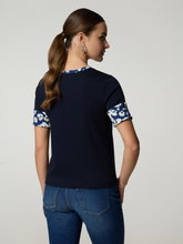 Bild von T-Shirt mit Kontrastdetails