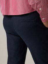 Bild von Chino mit Leinen KRYSTAL