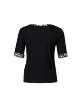 Bild von T-Shirt mit Leo-Print