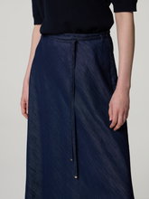 Image sur Jupe midi au look denim