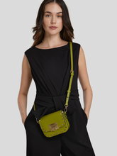 Bild von Umhängetasche mit Nieten