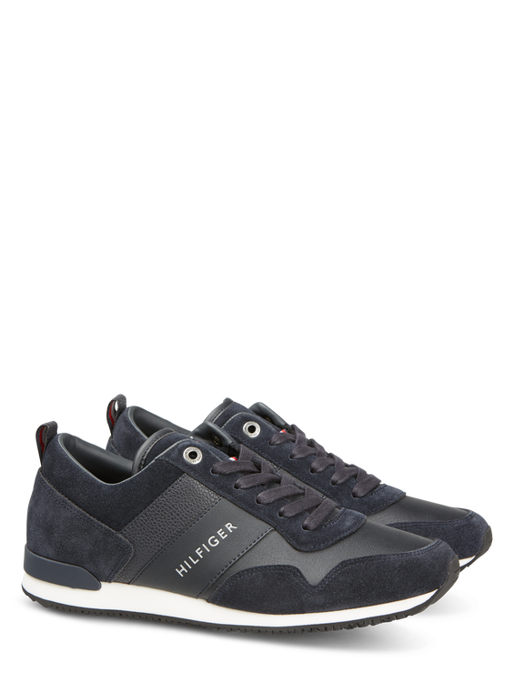 Bild von Sneaker aus Material-Mix