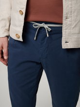 Image sur Chino à la coupe régulière