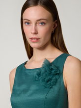 Bild von Abendkleid mit Blumenverzierung