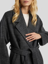 Bild von Mantel kariert mit Gürtel