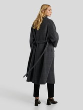 Bild von Mantel kariert mit Gürtel