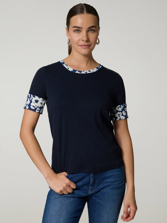 Bild von T-Shirt mit Kontrastdetails