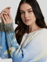 Bild von Pullover mit Blumen-Motiv