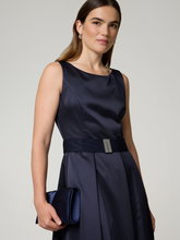 Bild von Cocktailkleid mit Gürtel