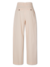 Bild von Chino mit weitem Bein