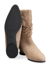 Bild von Stiefeletten aus Veloursleder