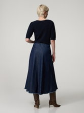 Image sur Jupe midi au look denim