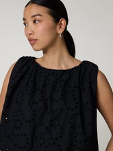 Bild von Blusentop mit Lochstickerei