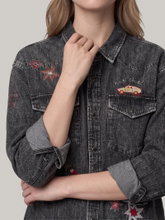 Image sur Chemise en jean brodée