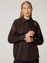 Bild von Hemdbluse mit Spitzendetails