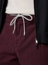 Image sur Un pantalon chino au look jogging