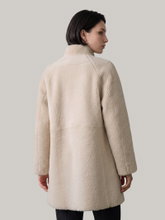 Bild von Reversibler Lammfellmantel