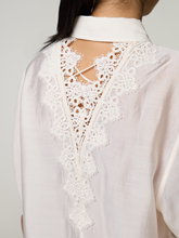 Bild von Bluse mit Spitzeneinsatz