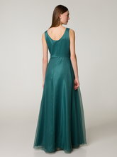 Bild von Abendkleid mit Blumenverzierung