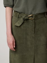 Image sur Jupe midi en cuir velours