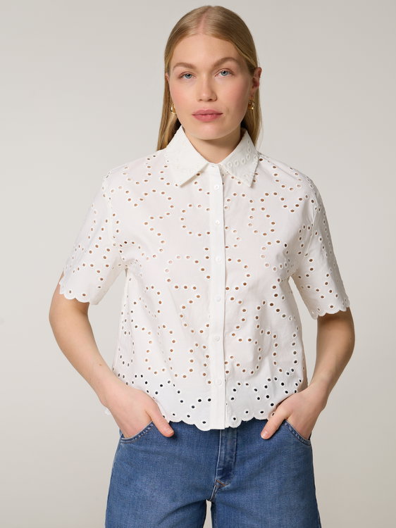 Image sur Lochstickereibluse