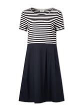 Bild von T-Shirt-Kleid mit Streifen