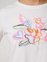 Image sur T-shirt avec broderie florale