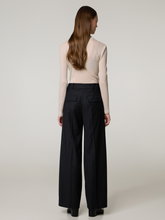 Image sur Pantalon à fines rayures en laine vierge