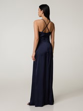 Image sur Robe de cocktail avec une longue fente