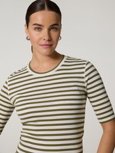 Image sur T-shirt à rayures
