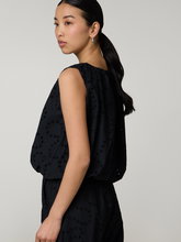 Bild von Blusentop mit Lochstickerei