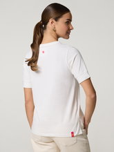 Image sur T-shirt avec broderie florale