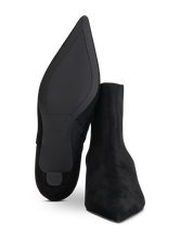 Bild von Stiefeletten aus Veloursleder