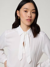 Image sur Chemisier à col lavallière en soie