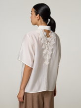 Bild von Bluse mit Spitzeneinsatz