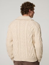 Bild von Strickjacke mit Zopfmuster