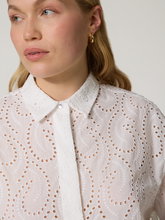 Image sur Blouse avec broderie ajourée