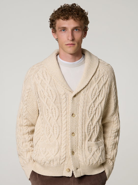 Bild von Strickjacke mit Zopfmuster