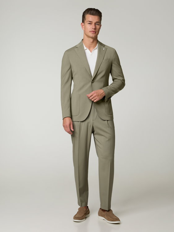 Image sur Costume deux pièces à la coupe classique