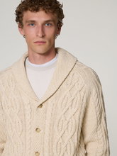 Bild von Strickjacke mit Zopfmuster