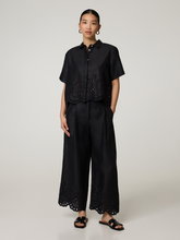 Bild von Leinenhose mit Lochstickerei