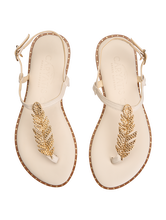 Image sur Sandales ornées de feuilles dorées